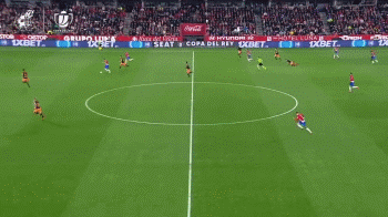 姜伟泽持球突破 中距离跳投稳稳命中